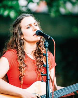 F_2309_Julia_Anna_c_Busyshutters_web