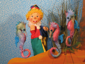 Friedburger_Puppenbu_hne.Kasperl_und_die_Seepferdchen_unter_Wasser