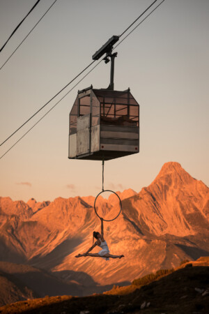 Stefanie_Millinger_an_der_Gondel_der_Ja_geralpe_in_Vorarlberg_2_julian_artner_web