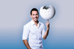 NIKIpedia_PresseFoto_V2_Quer_Logo_3_web