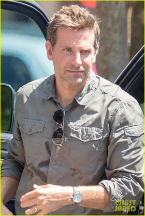 bradley-cooper-gets-into-character-on-the-mule-set-04-1_web