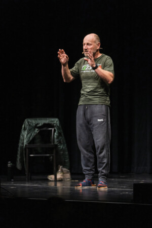 Roland-Dueringer_Buehnenfoto_hoch2_cMichael_Meindl-scaled_web