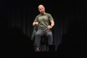 Roland-Dueringer_Buehnenfoto_quer3_cMichael-Meindl-scaled-1