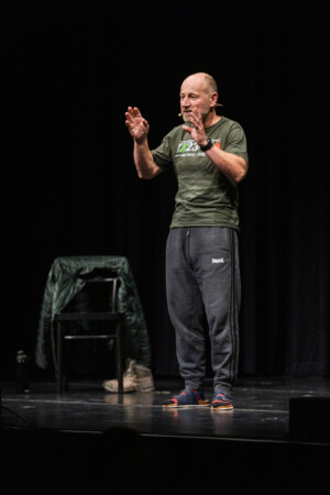 Roland-Dueringer_Buehnenfoto_hoch2_cMichael_Meindl-scaled-1